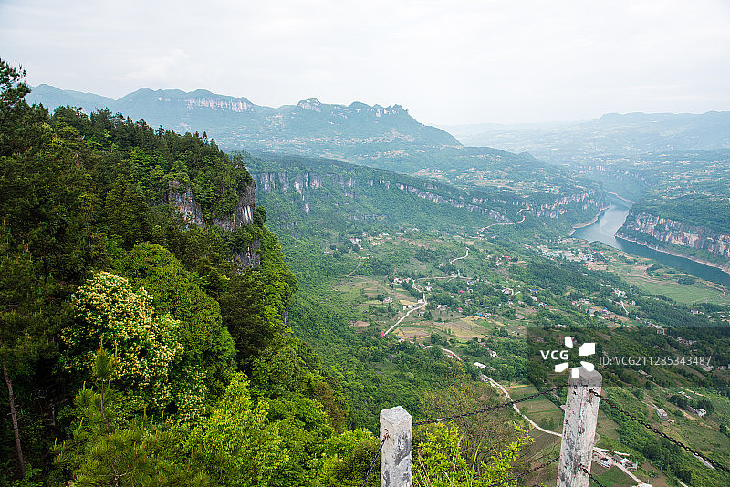 长江支流清江河河水及山脉图片素材