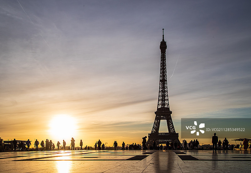 日出的埃菲尔铁塔剪影图片素材
