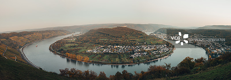 高角度视角：蜿蜒的河流，德国莱茵兰-普法尔茨科布伦茨图片素材