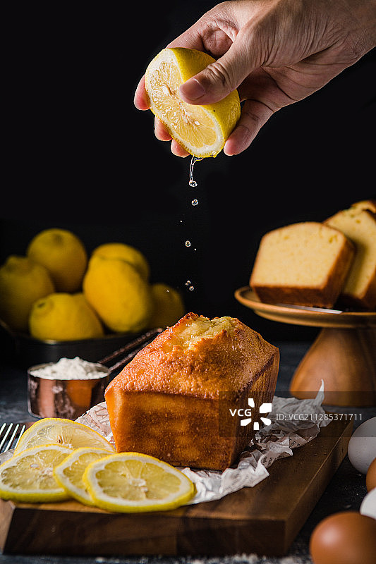 手将柠檬汁倒在柠檬磅蛋糕上，中国台湾凤山图片素材