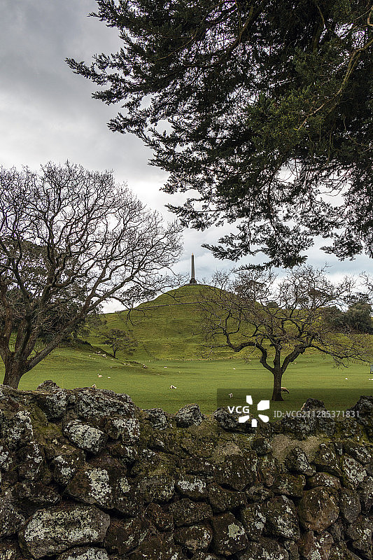火山顶部的纪念方尖碑，奥克兰，新西兰奥克兰地区图片素材