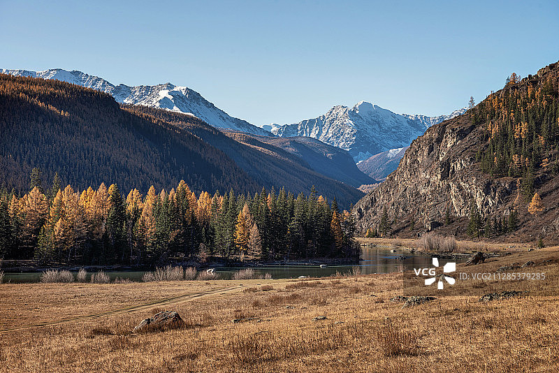 俄罗斯达吉斯坦共和国阿克塔什河谷和山脉景观图片素材