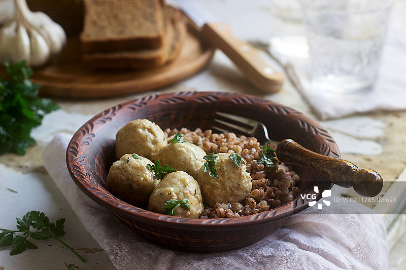 乡村风味肉丸配荞麦粥、面包和大蒜，摩尔多瓦图片素材