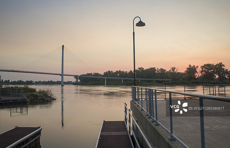 日落时分美国内布拉斯加州奥马哈市的现代桥梁侧面图图片素材