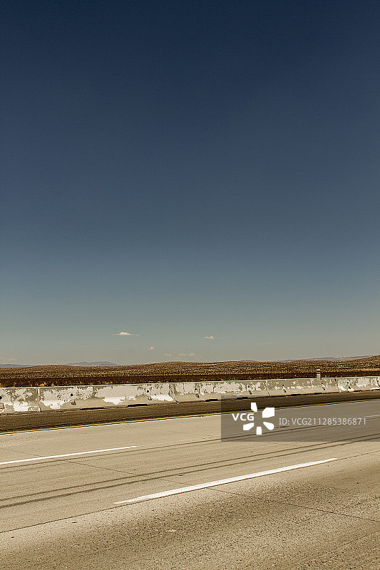 眺望加利福尼亚某处横跨三车道的公路沙漠，美国图片素材