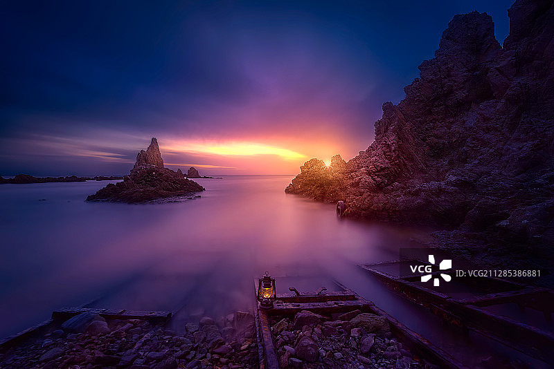 西班牙雷塔马尔日落时分的岩层景观，雾气笼罩下的梯子和灯笼图片素材