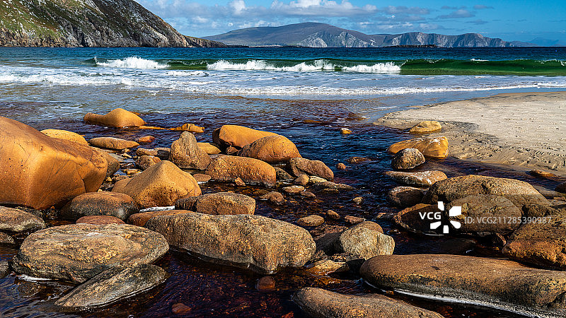 爱尔兰阿基尔岛基姆湾的卵石海滩沿海风光图片素材
