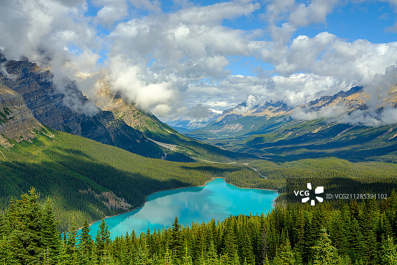 加拿大不列颠哥伦比亚省戈尔登市的壮丽山水与湖泊图片素材