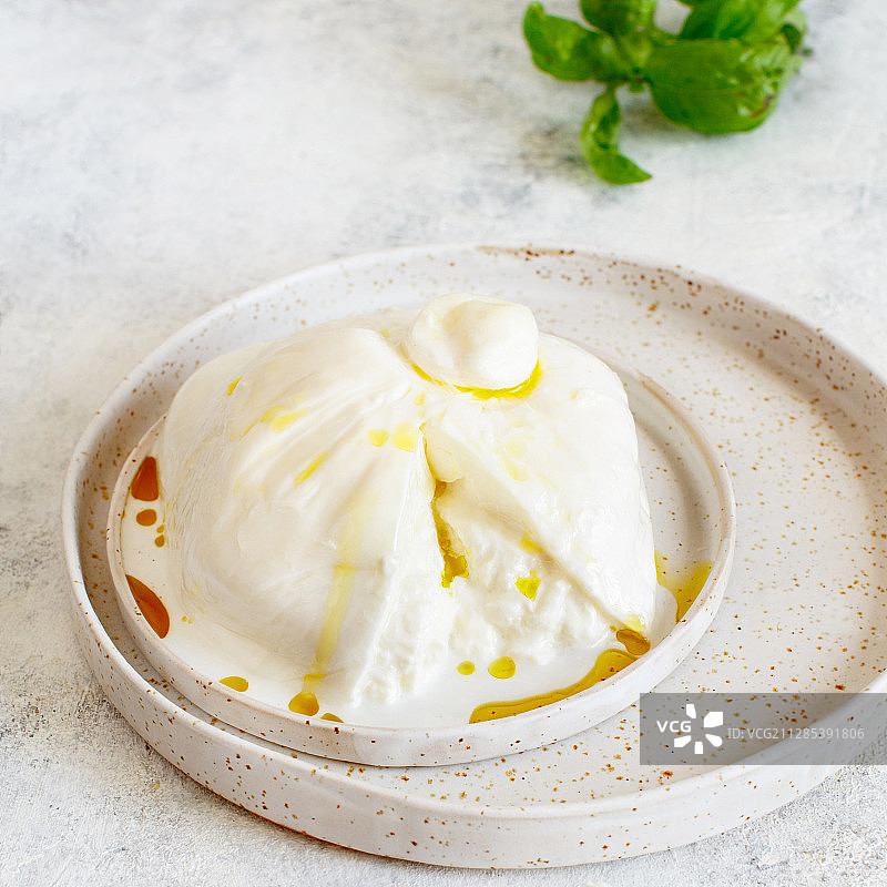 盘中的意式布拉塔奶酪图片素材