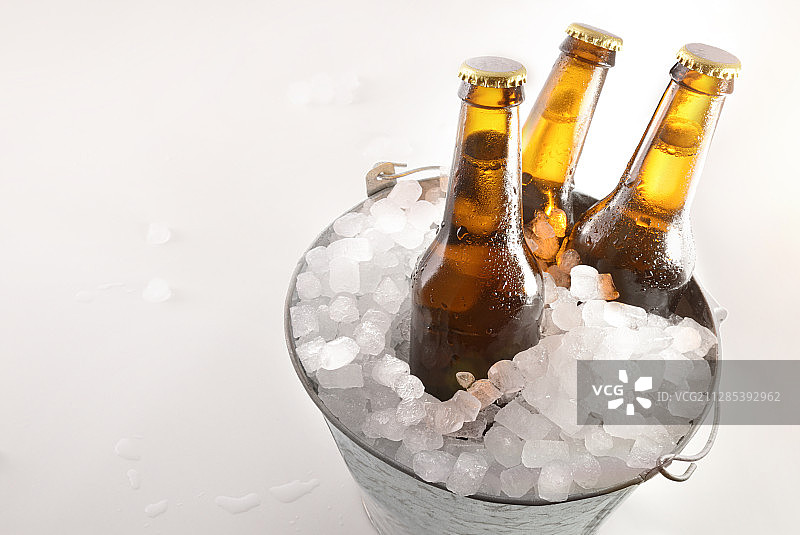 装有冰块的金属桶里的三瓶啤酒图片素材