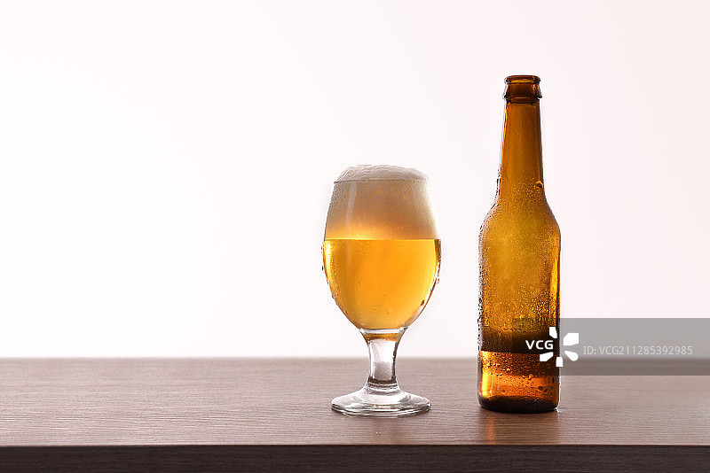 提供的标题：桌上的啤酒瓶和玻璃杯图片素材