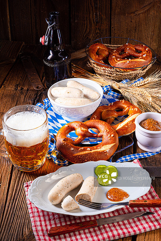 啤酒节美食静物（啤酒、白香肠、椒盐卷饼）图片素材