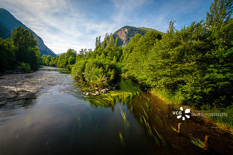 法国普罗旺斯-阿尔卑斯-蓝色海岸比奥特山区河流景观图片素材