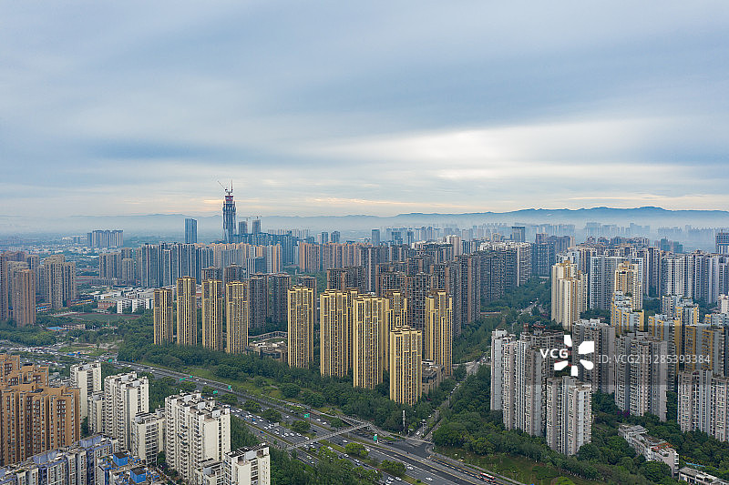 成都东三环看龙泉山森林公园图片素材