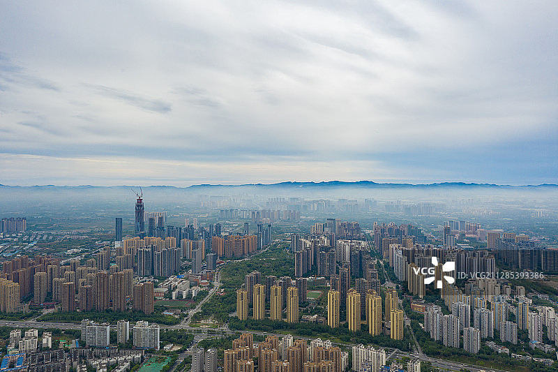 成都东三环看龙泉山森林公园图片素材