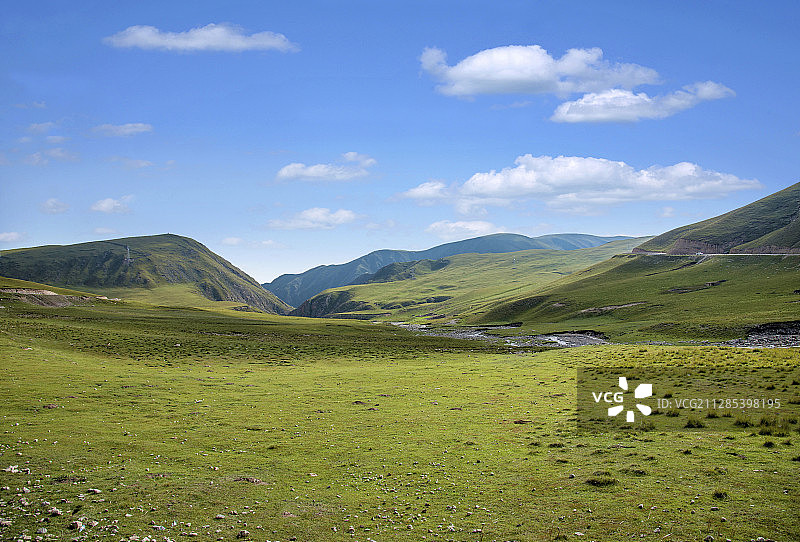 青海海南共和县鄂拉山区草原的山峦图片素材