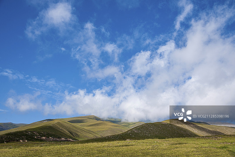 青海海南共和县鄂拉山区草原的山峦图片素材