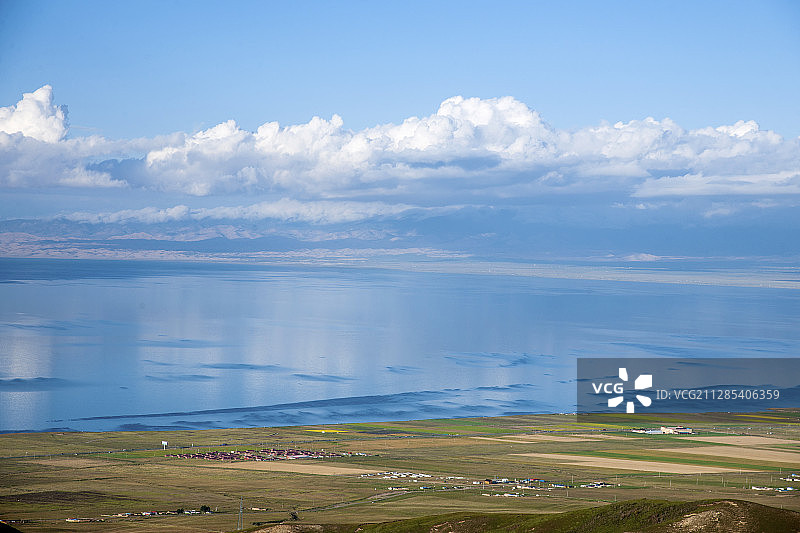 青海海南共和县鄂拉山区“洛合垭口”上远眺青海湖图片素材