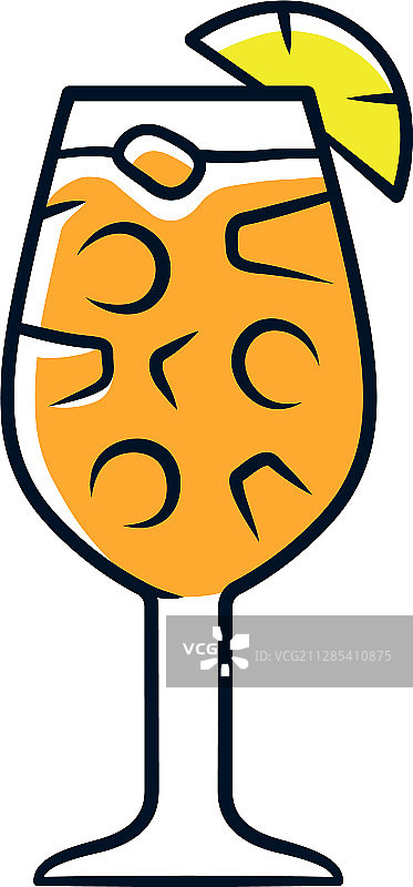 盛有桑格利亚汽酒的橙色玻璃杯图片素材