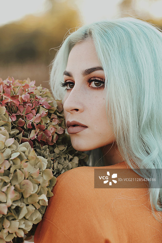 塞尔维亚伏伊伏丁那库尔平，蓝发女子肖像图片素材