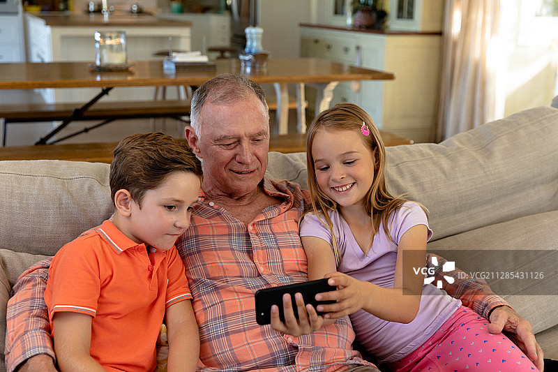 爷爷和孙子们在客厅里图片素材