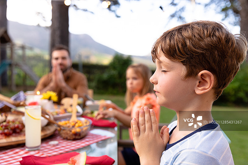 白人家庭饭前一起祈祷图片素材