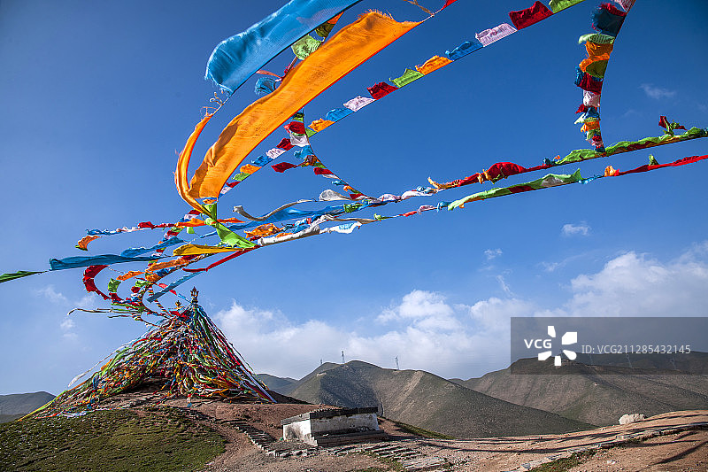 青海海南湟源县日月山上飘动的经幡图片素材