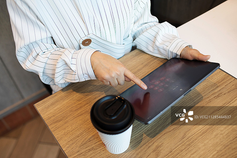 拿平板的女人图片素材