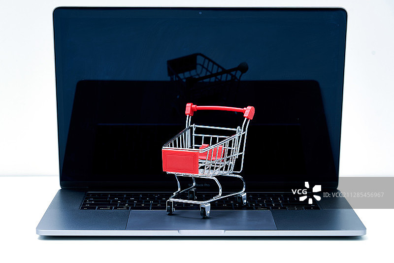 笔记本电脑和购物车图片素材
