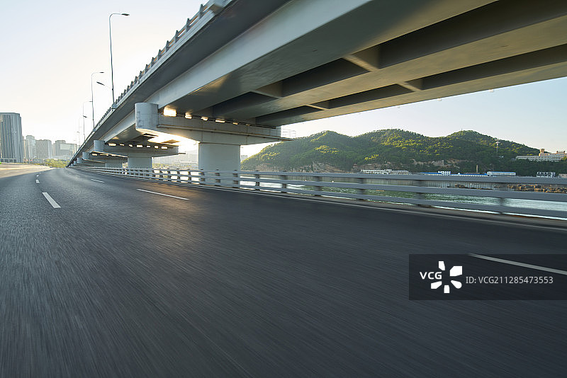 跨海大桥上行驶运动图片素材