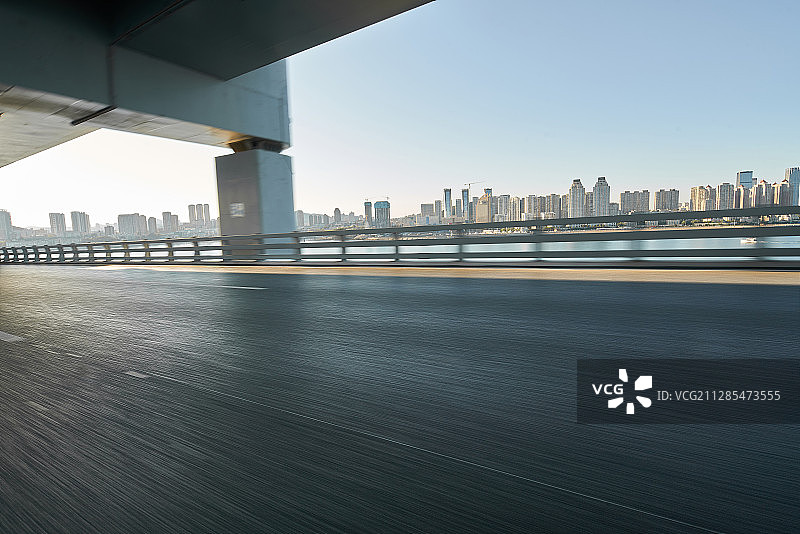 跨海大桥上行驶运动图片素材