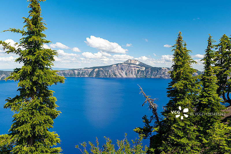 俄勒冈州克拉马斯瀑布的深蓝色火山口湖水图片素材
