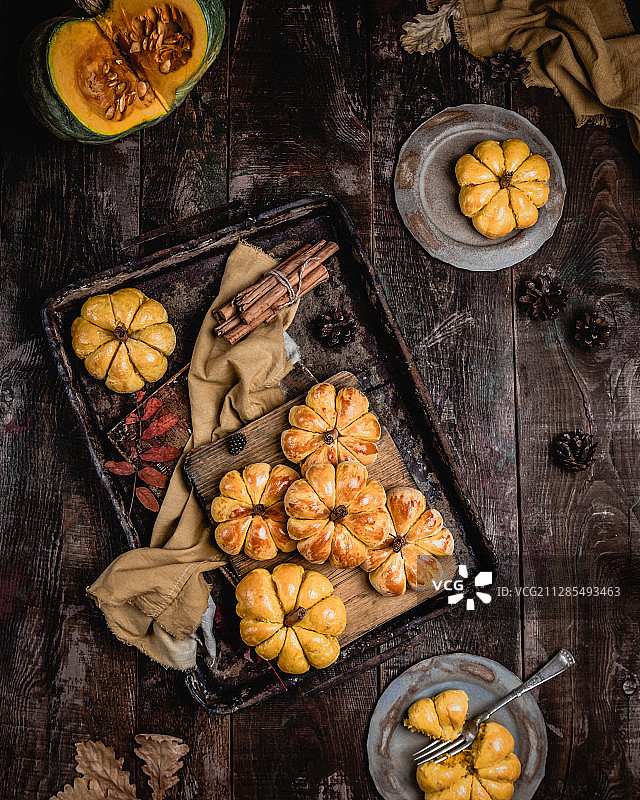 托盘上的南瓜包图片素材