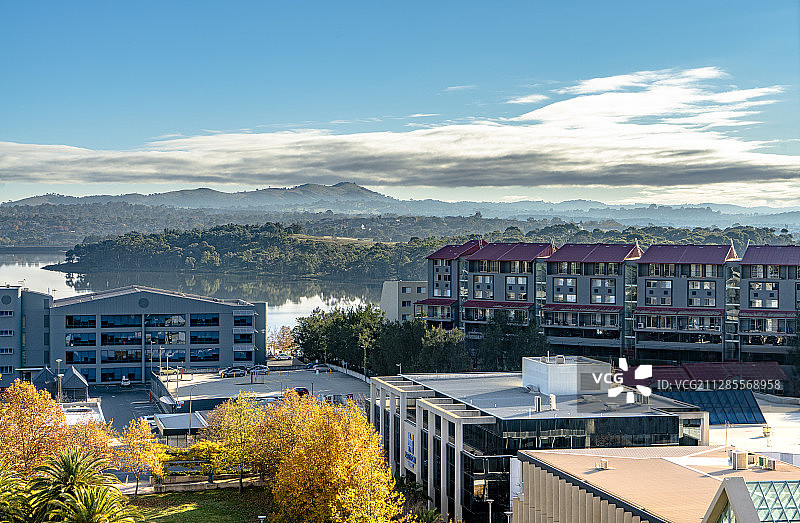 金秋中的湖光山色与城市社区图片素材