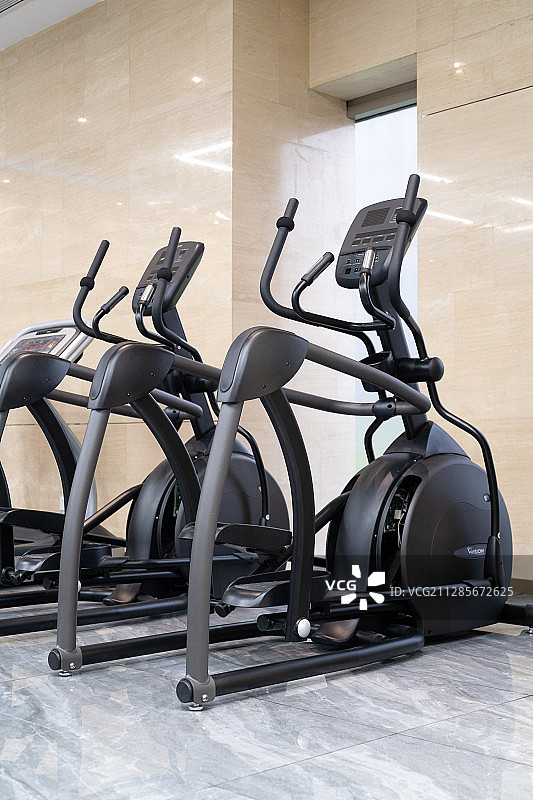 健身房内的椭圆机图片素材
