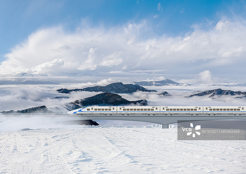 高原雪山与高速列车图片素材