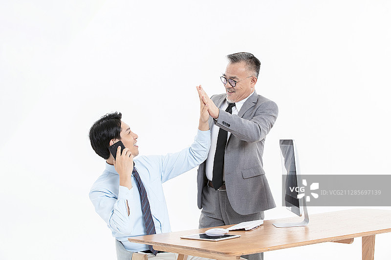 办公桌前的两个男性图片素材