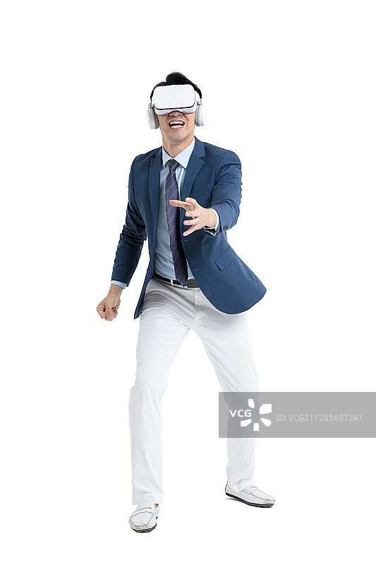 使用VR娱乐的年轻白领男性图片素材