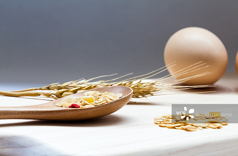 营养麦片和鸡蛋在白色背景上图片素材