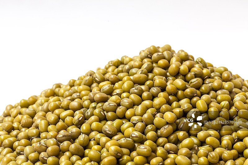 绿豆在白色的背景上图片素材