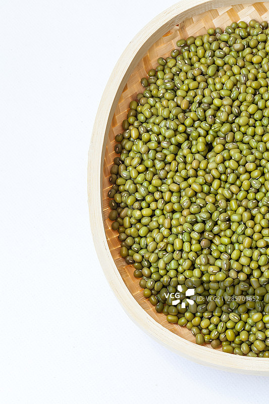 绿豆在白色的背景上图片素材