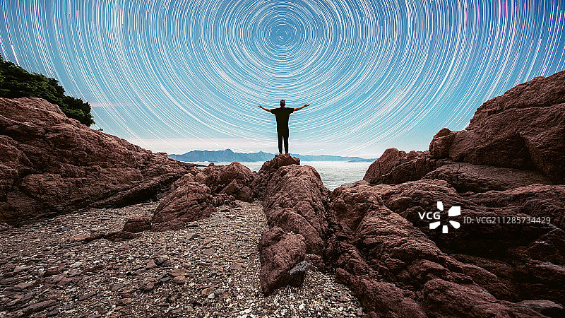 浩瀚星空星轨大海岩石山峰海滩大自然斗转星移人类渺小图片素材