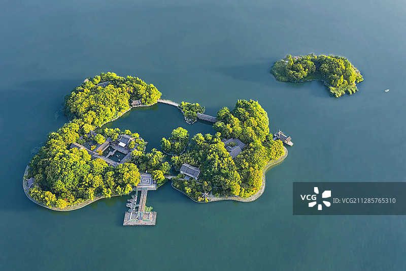 蠡湖中的西施庄图片素材
