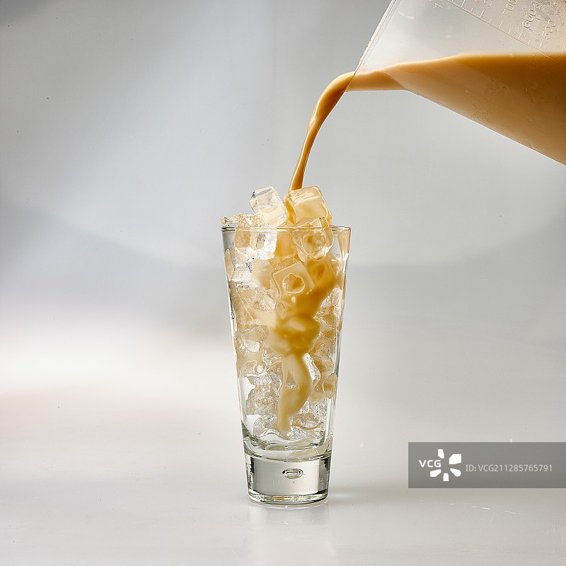 冰奶茶（冲泡过程）图片素材