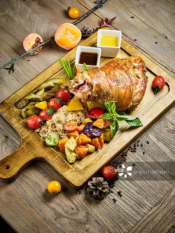 德式烤肘子配酸菜图片素材