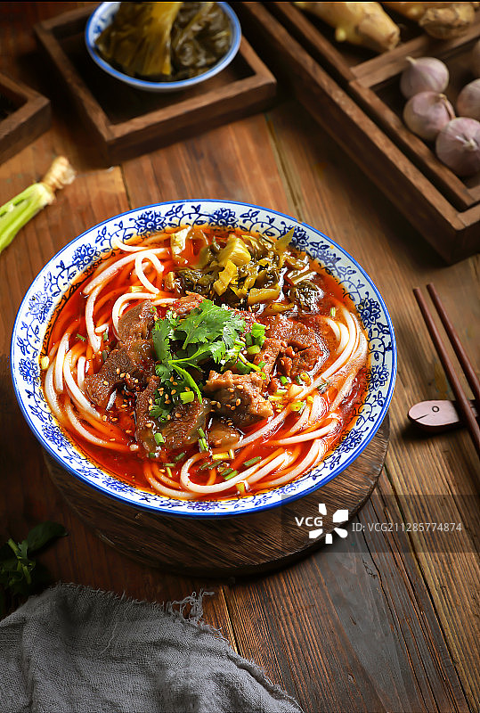 老坛酸菜牛肉粉图片素材