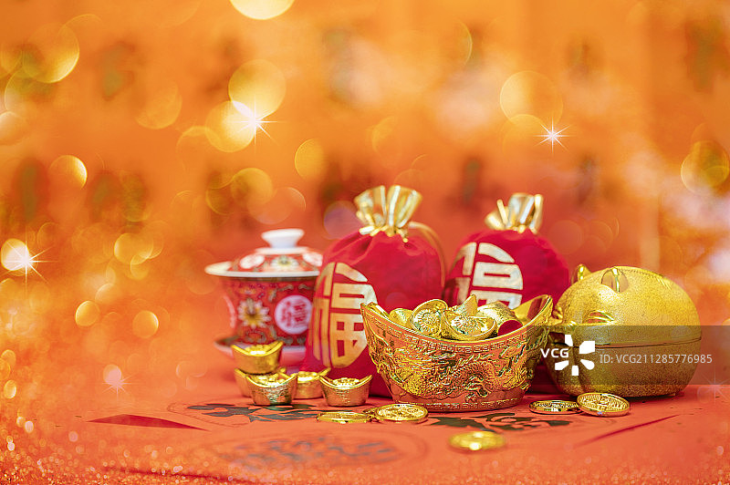 春联上摆放着福袋金币金元宝和储蓄罐图片素材