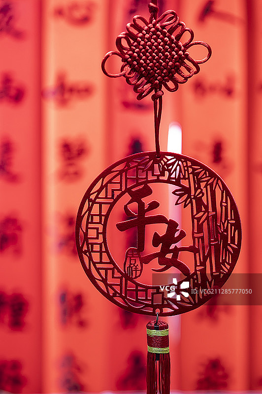 祈福平安的挂饰悬挂在春联前面图片素材