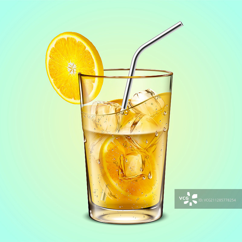 玻璃杯中的解渴柠檬茶与环保不锈钢吸管图片素材