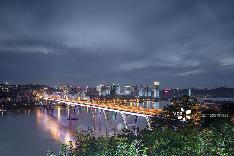 国窖大桥夜景＋泸州市图片素材
